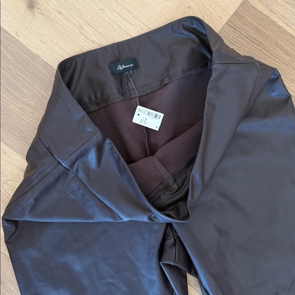 🤎 Reitmans Brown Vegan Leather Pants – NWT
Size 18 - Picture 3 of 7